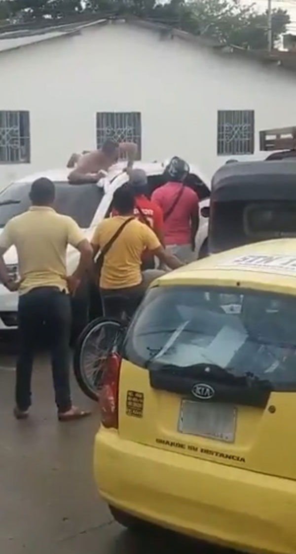 หนุ่มยอมเปลือยนอนหลังคารถ แห่ประจานรอบเมือง หลังถูกแฟนสาวจับได้มีกิ๊ก