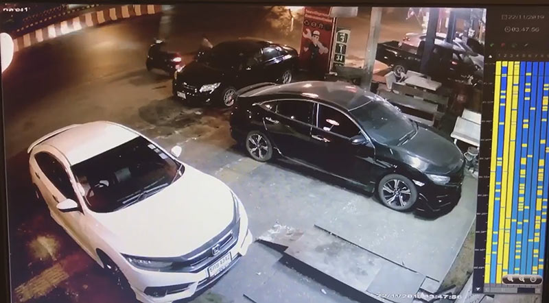 ทุบรถชาวบ้าน