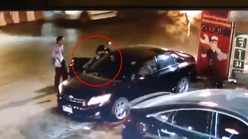 ทุบรถชาวบ้าน