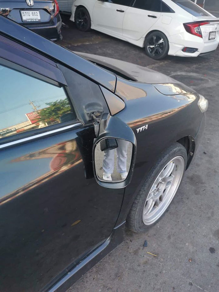 ทุบรถชาวบ้าน