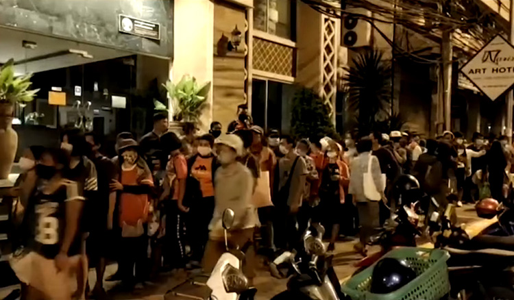 แหกเคอร์ฟิว