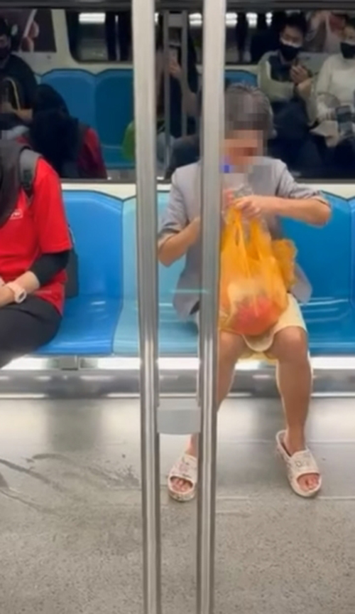 มนุษย์ป้าล้างมือบนรถไฟฟ้า