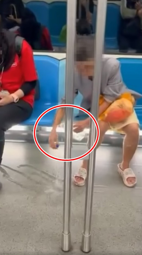 มนุษย์ป้าล้างมือบนรถไฟฟ้า