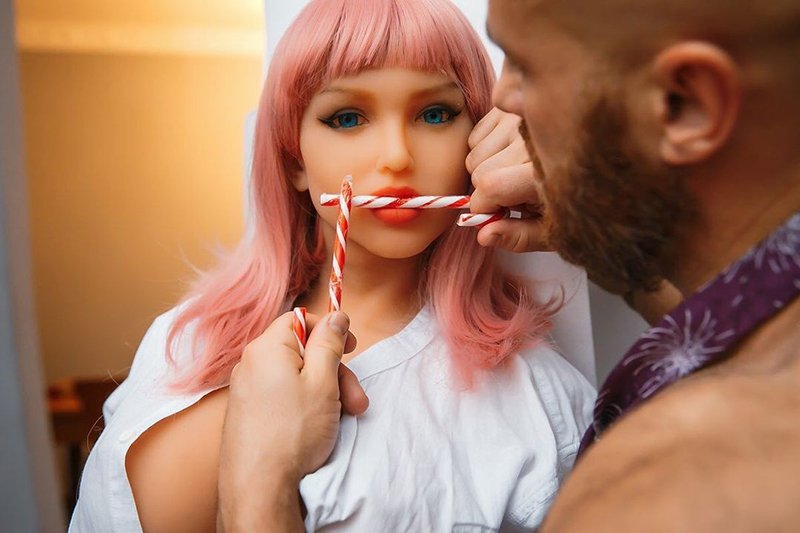 แต่งงานกับตุ๊กตายาง