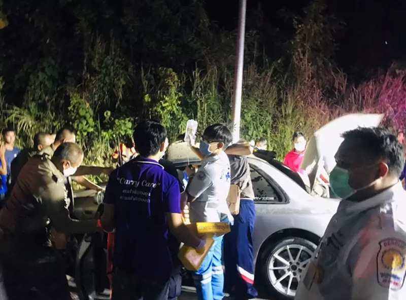 ไฮโซปลาวาฬ ขับรถชนเสาไฟ