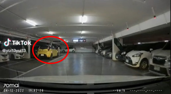 ใช้เท้าเข็นรถคนอื่น