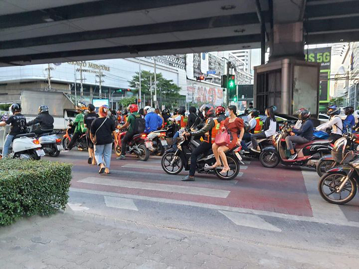 ทางม้าลาย แยกพระราม 9