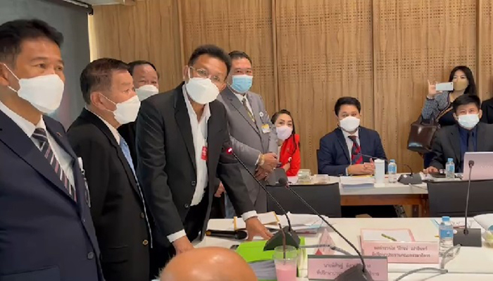 ทนายเดชา ยื่นหนังสือสอบจริยธรรม ส.ส. เต้