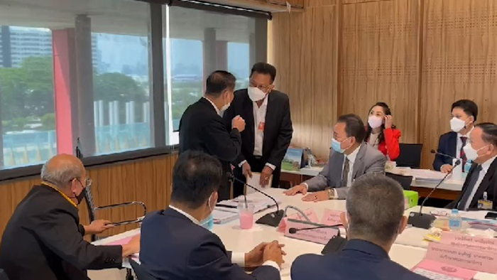 ทนายเดชา ยื่นหนังสือสอบจริยธรรม ส.ส. เต้