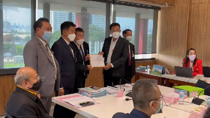 ทนายเดชา ยื่นหนังสือสอบจริยธรรม ส.ส. เต้