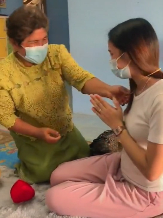 แต่งงานกับแม่เจ้าบ่าว
