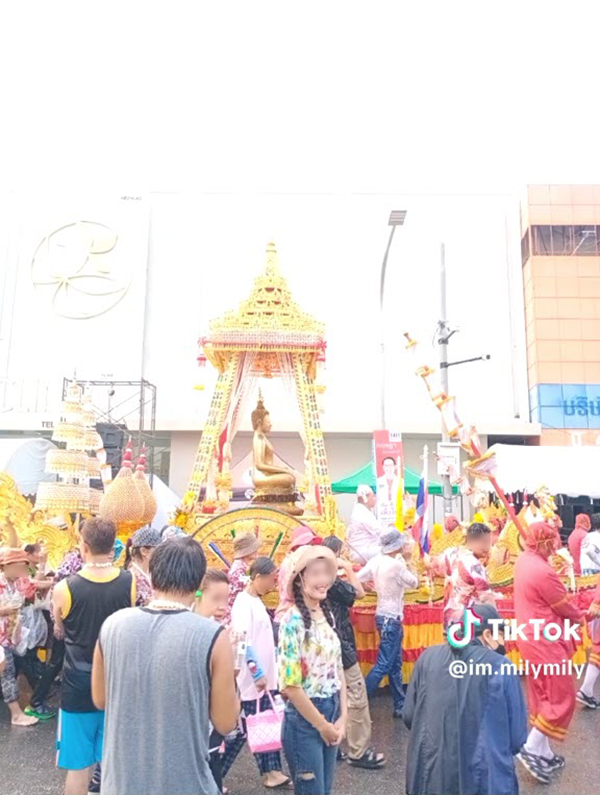 พิธีอัญเชิญหลวงพ่อพระใส ลงจากพระอุโบสถ