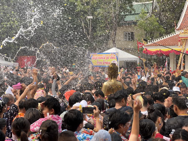 พิธีอัญเชิญหลวงพ่อพระใส ลงจากพระอุโบสถ