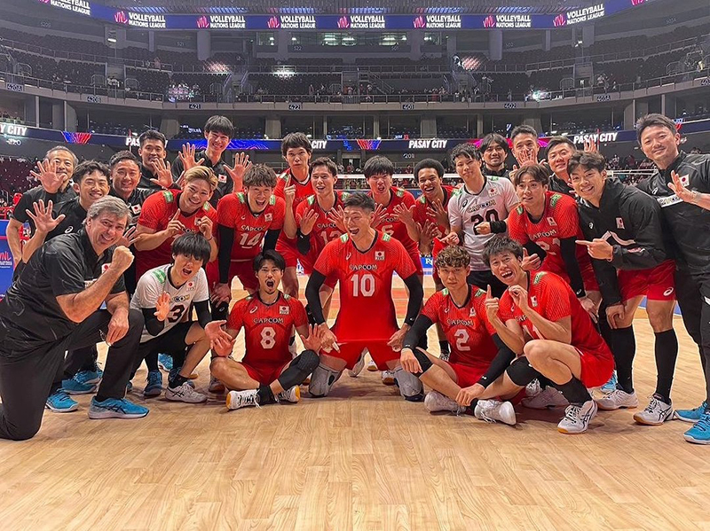 นักวอลเลย์หนุ่มญี่ปุ่น อวดแฟชั่นกางเกงช้าง