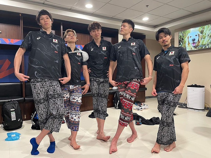 นักวอลเลย์หนุ่มญี่ปุ่น อวดแฟชั่นกางเกงช้าง