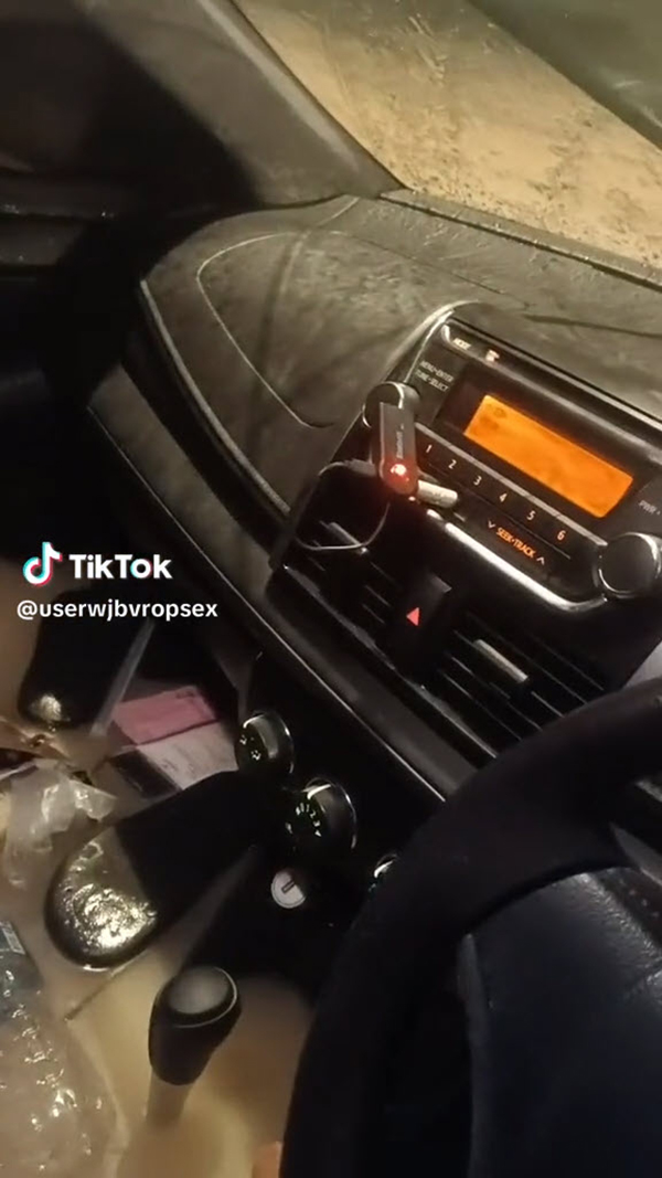 สาวฝืนขับรถลุยน้ำท่วม น้ำทะลักเข้าครึ่งคัน