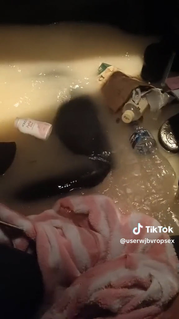 สาวฝืนขับรถลุยน้ำท่วม น้ำทะลักเข้าครึ่งคัน