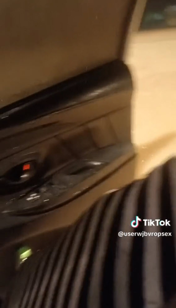 สาวฝืนขับรถลุยน้ำท่วม น้ำทะลักเข้าครึ่งคัน