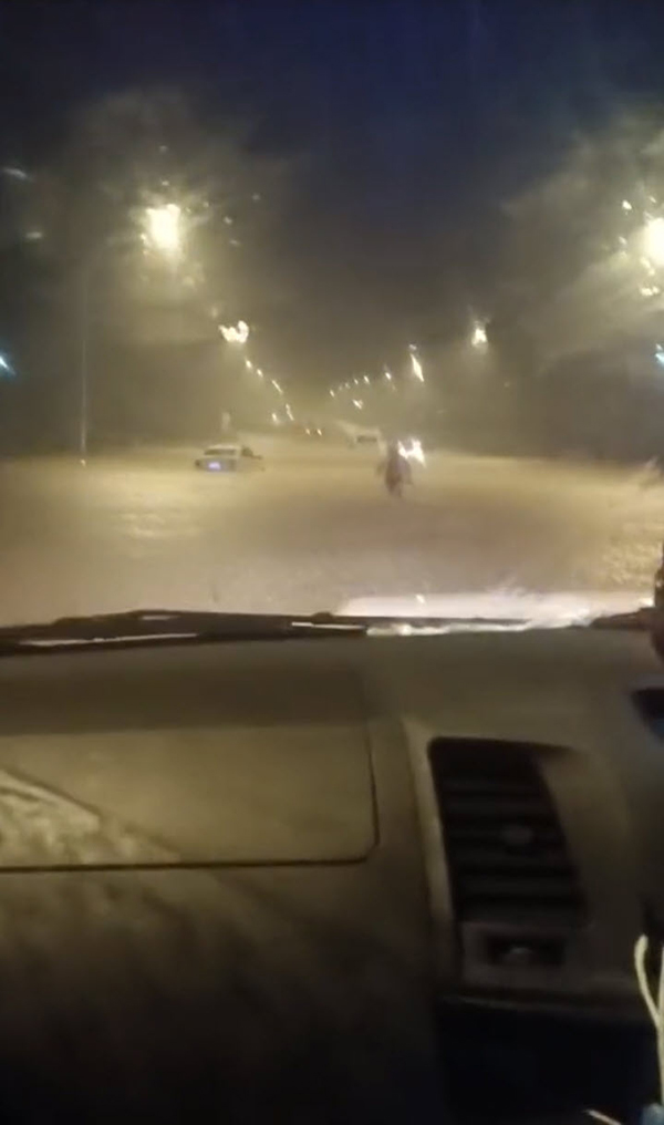 สาวฝืนขับรถลุยน้ำท่วม น้ำทะลักเข้าครึ่งคัน