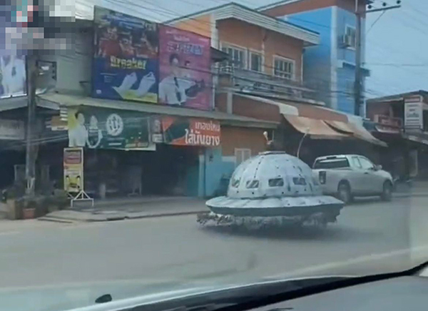 ดราม่า UFO โผล่ถนนชาวโลก