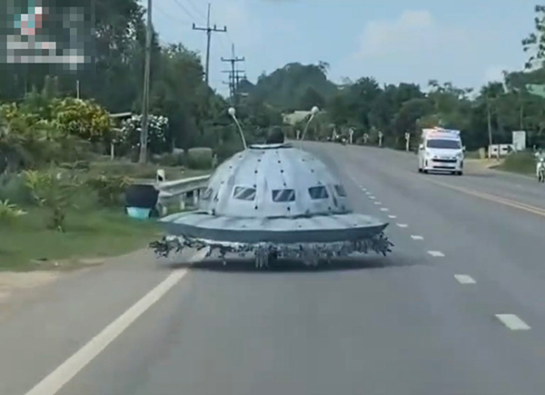 ดราม่า UFO โผล่ถนนชาวโลก