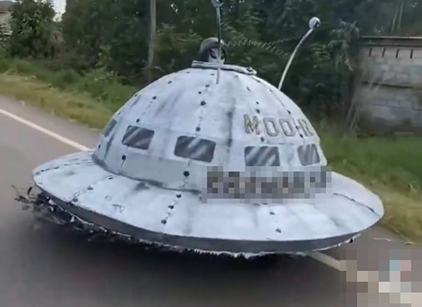 ดราม่า UFO โผล่ถนนชาวโลก