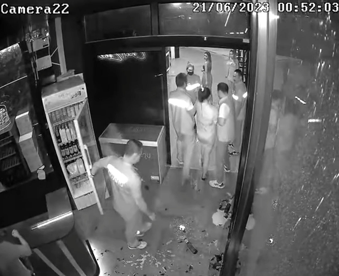 สาวพีอาร์จวกผับดัง ถูกการ์ด 20 คนรุมทำร้าย