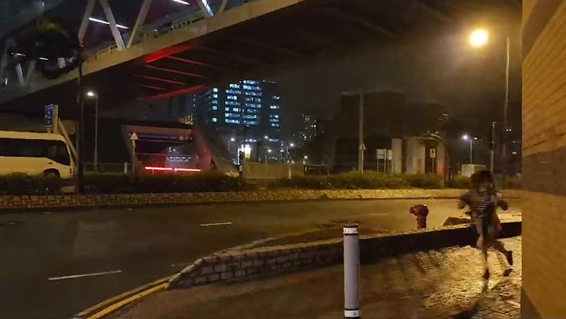 สาวเดินฝ่าพายุ ลมพัดกระเด็นไถลพื้นถนน