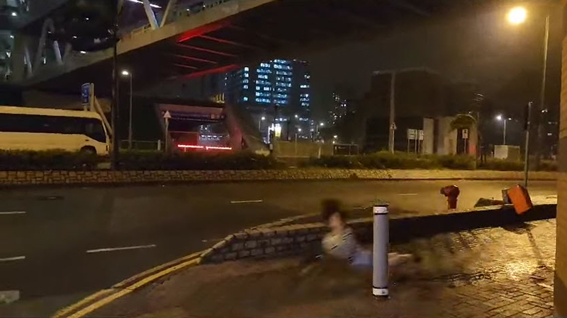 สาวเดินฝ่าพายุ ลมพัดกระเด็นไถลพื้นถนน