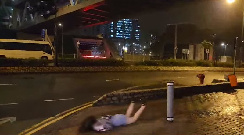 สาวเดินฝ่าพายุ ลมพัดกระเด็นไถลพื้นถนน