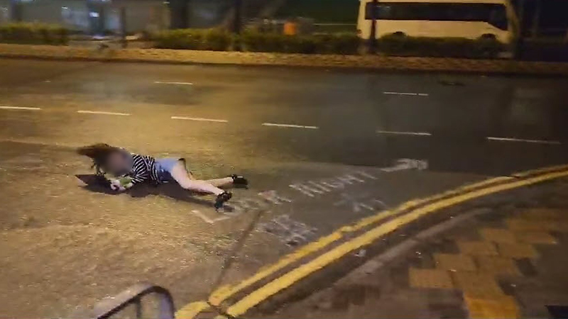 สาวเดินฝ่าพายุ ลมพัดกระเด็นไถลพื้นถนน