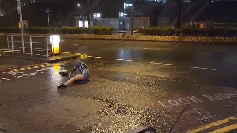 สาวเดินฝ่าพายุ ลมพัดกระเด็นไถลพื้นถนน