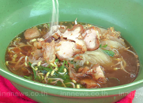 คนแน่น ! แม่ค้าไอเดียบรรเจิดขาย ก๋วยเตี๋ยวชามอ่าง