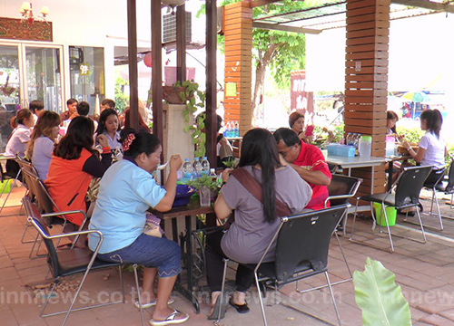 คนแน่น ! แม่ค้าไอเดียบรรเจิดขาย ก๋วยเตี๋ยวชามอ่าง