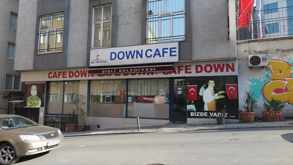 ดาวน์คาเฟ่ คาเฟ่แห่งนี้รับแต่พนักงาน 