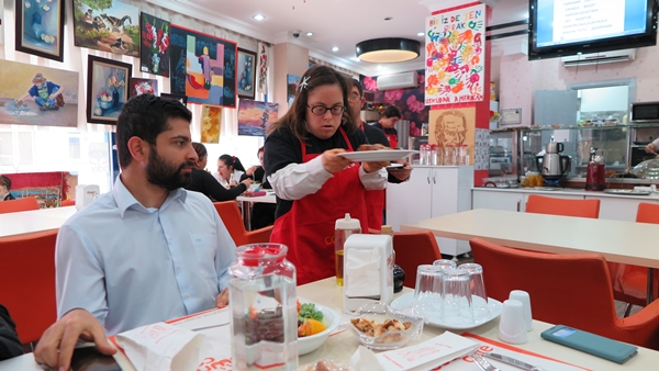 ดาวน์คาเฟ่ คาเฟ่แห่งนี้รับแต่พนักงาน 