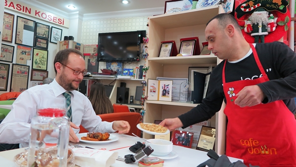 ดาวน์คาเฟ่ คาเฟ่แห่งนี้รับแต่พนักงาน 