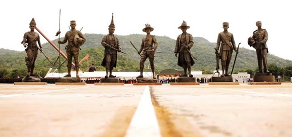 ชมภาพรูปหล่อองค์จำลอง สมเด็จพระบูรพกษัตริย์แห่งสยาม ณ อุทยานราชภักดิ์