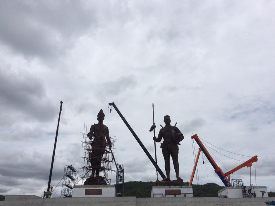 ชมภาพรูปหล่อองค์จำลอง สมเด็จพระบูรพกษัตริย์แห่งสยาม ณ อุทยานราชภักดิ์