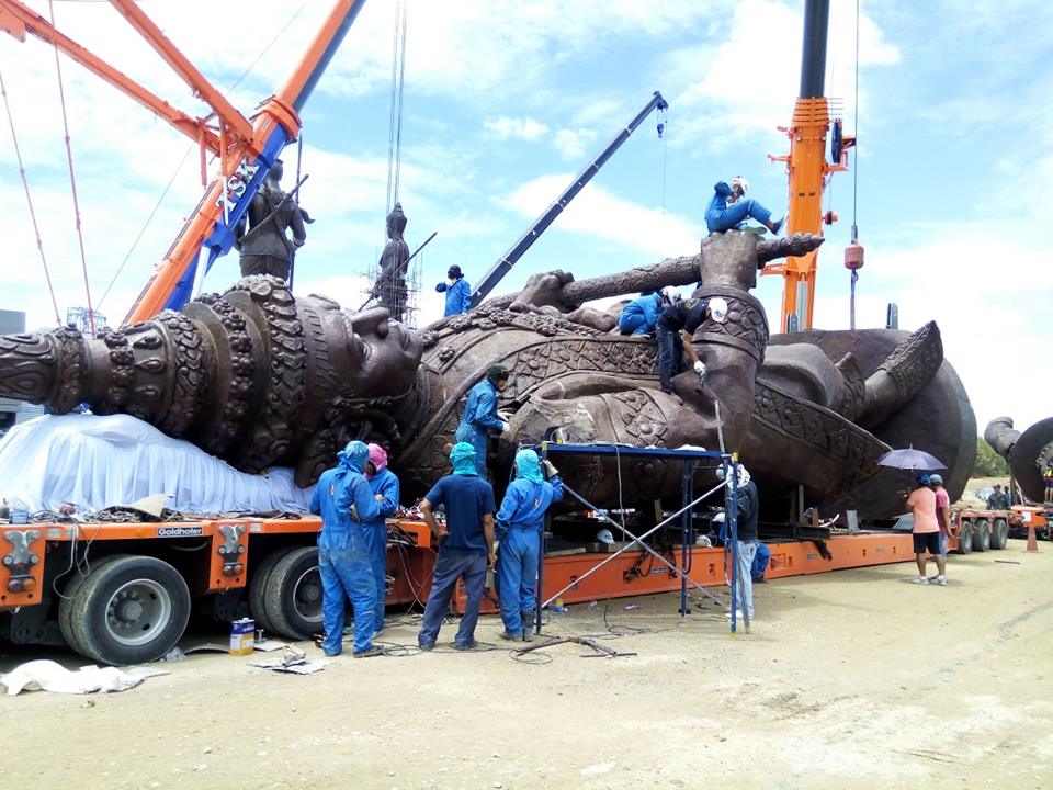 ชมภาพรูปหล่อองค์จำลอง สมเด็จพระบูรพกษัตริย์แห่งสยาม ณ อุทยานราชภักดิ์