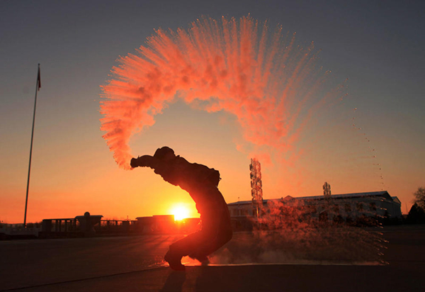 สาดน้ำร้อนกลางอากาศหนาว