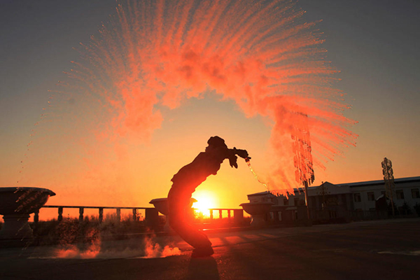 สาดน้ำร้อนกลางอากาศหนาว