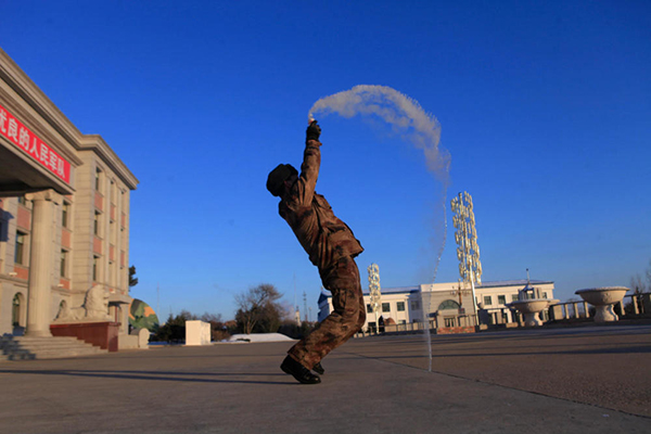 สาดน้ำร้อนกลางอากาศหนาว