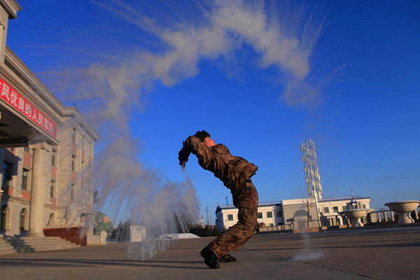 สาดน้ำร้อนกลางอากาศหนาว