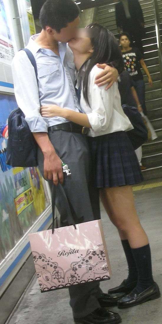 พ่อแม่กลุ้ม เด็กสาวญี่ปุ่นฮิตโพสต์ชอตจูบปากแฟนลงโซเชียล 