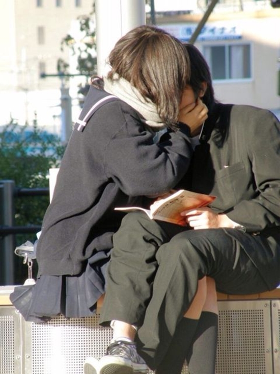 พ่อแม่กลุ้ม เด็กสาวญี่ปุ่นฮิตโพสต์ชอตจูบปากแฟนลงโซเชียล 