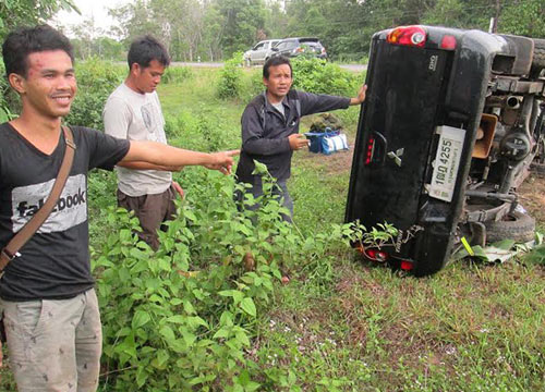 พ่อค้าผักกระบะคว่ำพังยับ แต่รอดปาฏิหารย์ เชื่อตะกรุดของดีช่วยชีวิต