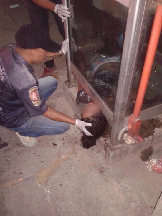 กู้ภัยรุดช่วยสาวหัวติดตู้โทรศัพท์สาธารณะ สุดงงเข้าไปติดได้ไง !?
