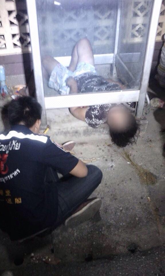 กู้ภัยรุดช่วยสาวหัวติดตู้โทรศัพท์สาธารณะ สุดงงเข้าไปติดได้ไง !?