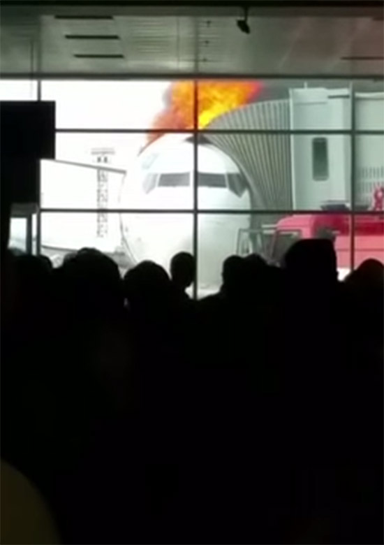 ระทึกทั้งสนามบิน ไฟไหม้เครื่องบินโบอิ้งขณะผู้โดยสารกำลังขึ้นเครื่อง